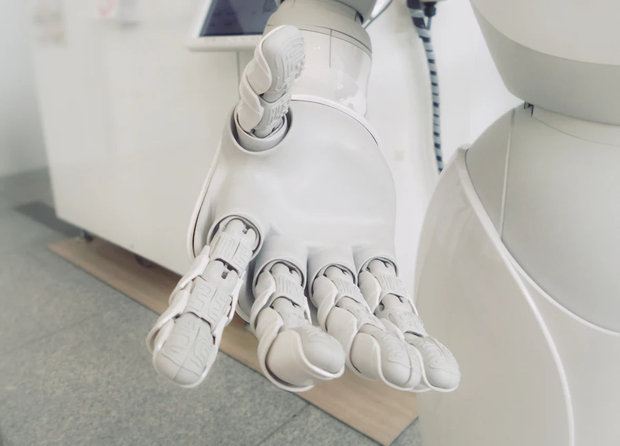 Robô cinza articulado em ambiente de automação de logística